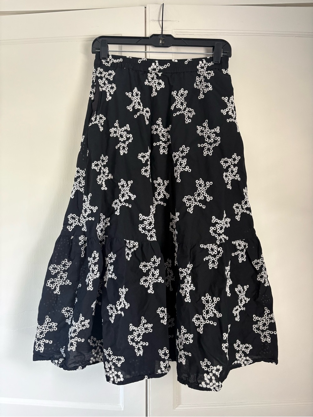 Ellen Tracy Black Embroidered Skirt with Pockets